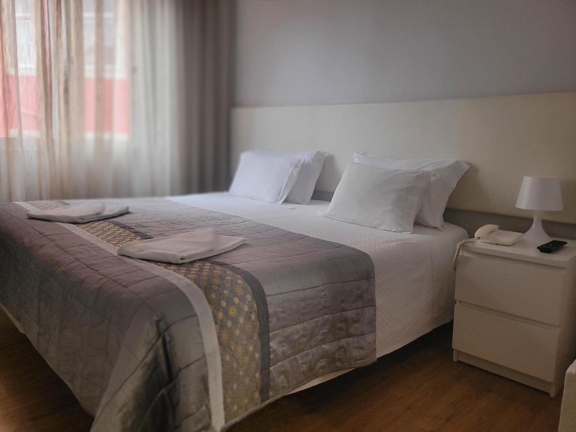 Residencial Valentina Hotel Lisabona Exterior foto A bedroom in a hotel