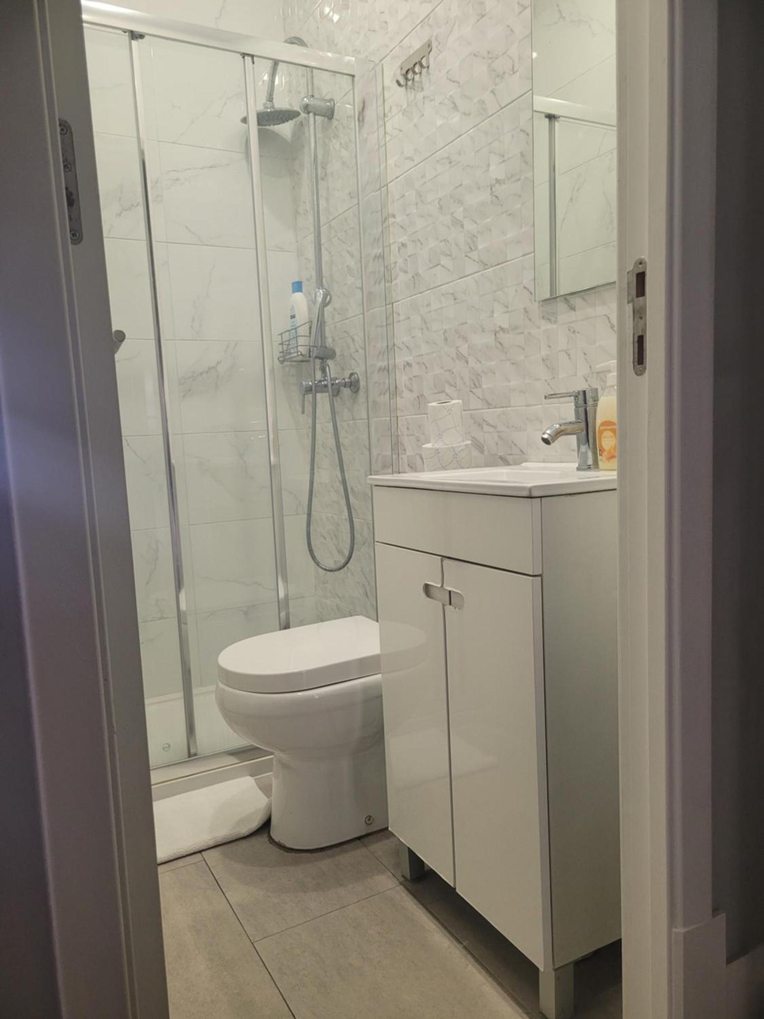 Residencial Valentina Hotel Lisabona Exterior foto A shower room
