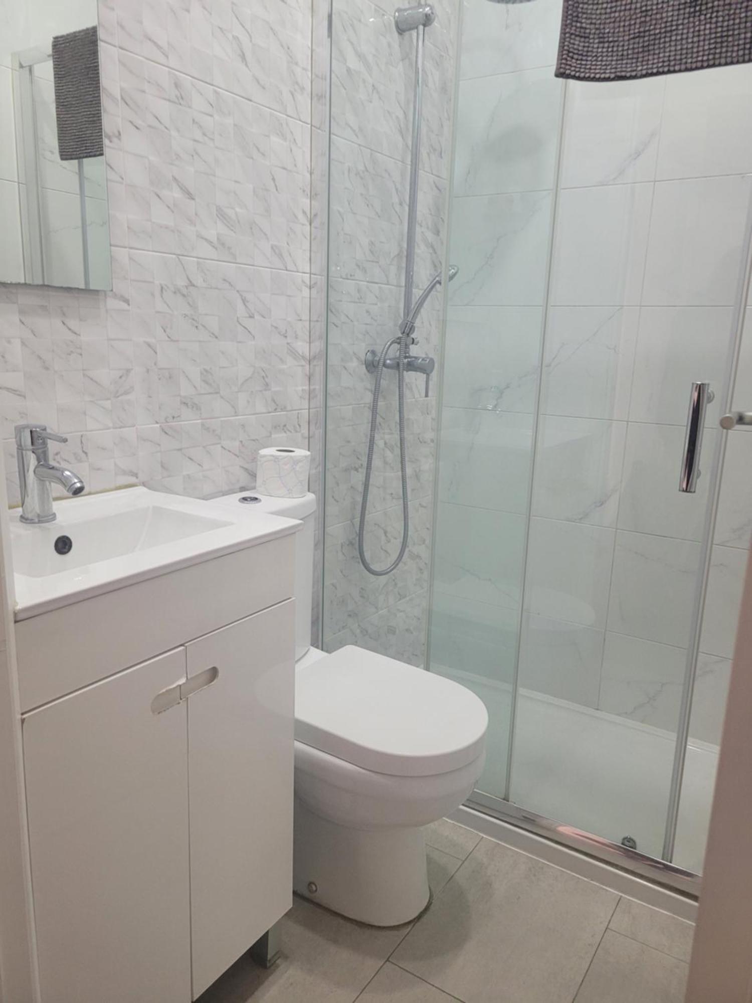 Residencial Valentina Hotel Lisabona Cameră foto A shower cubicle