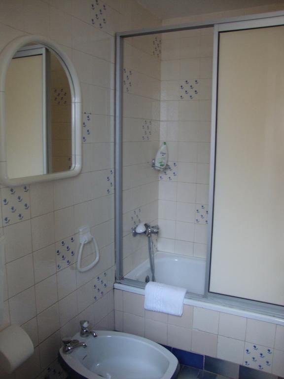 Residencial Valentina Hotel Lisabona Exterior foto A shower door