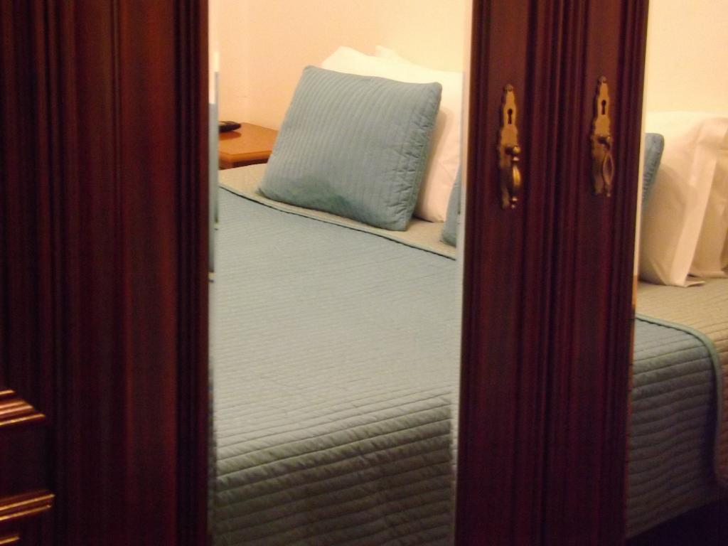 Residencial Valentina Hotel Lisabona Exterior foto A bed in a hotel room